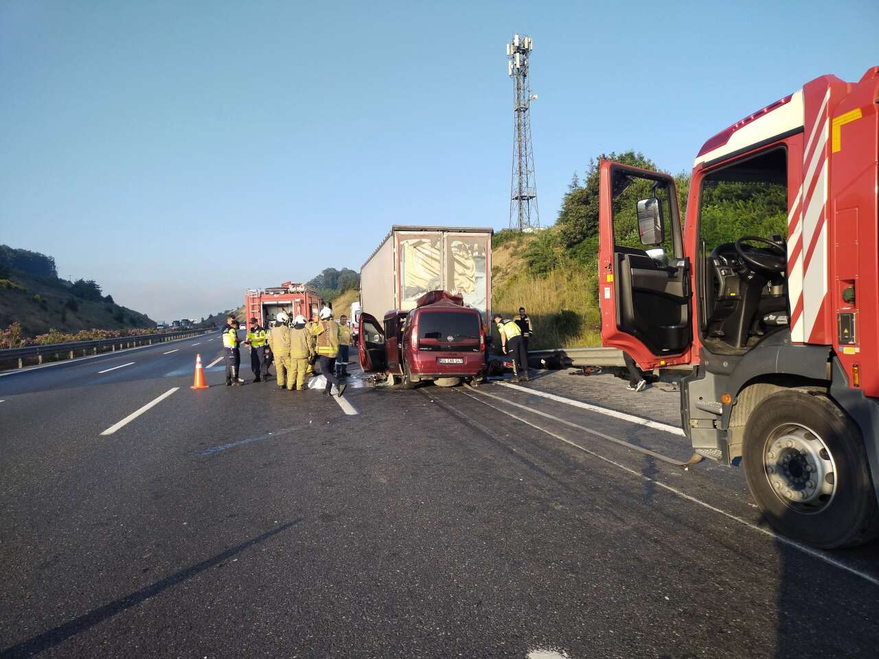 Hafif ticari araç TIR’a çarptı! 1’i bebek 3 kişi öldü 1